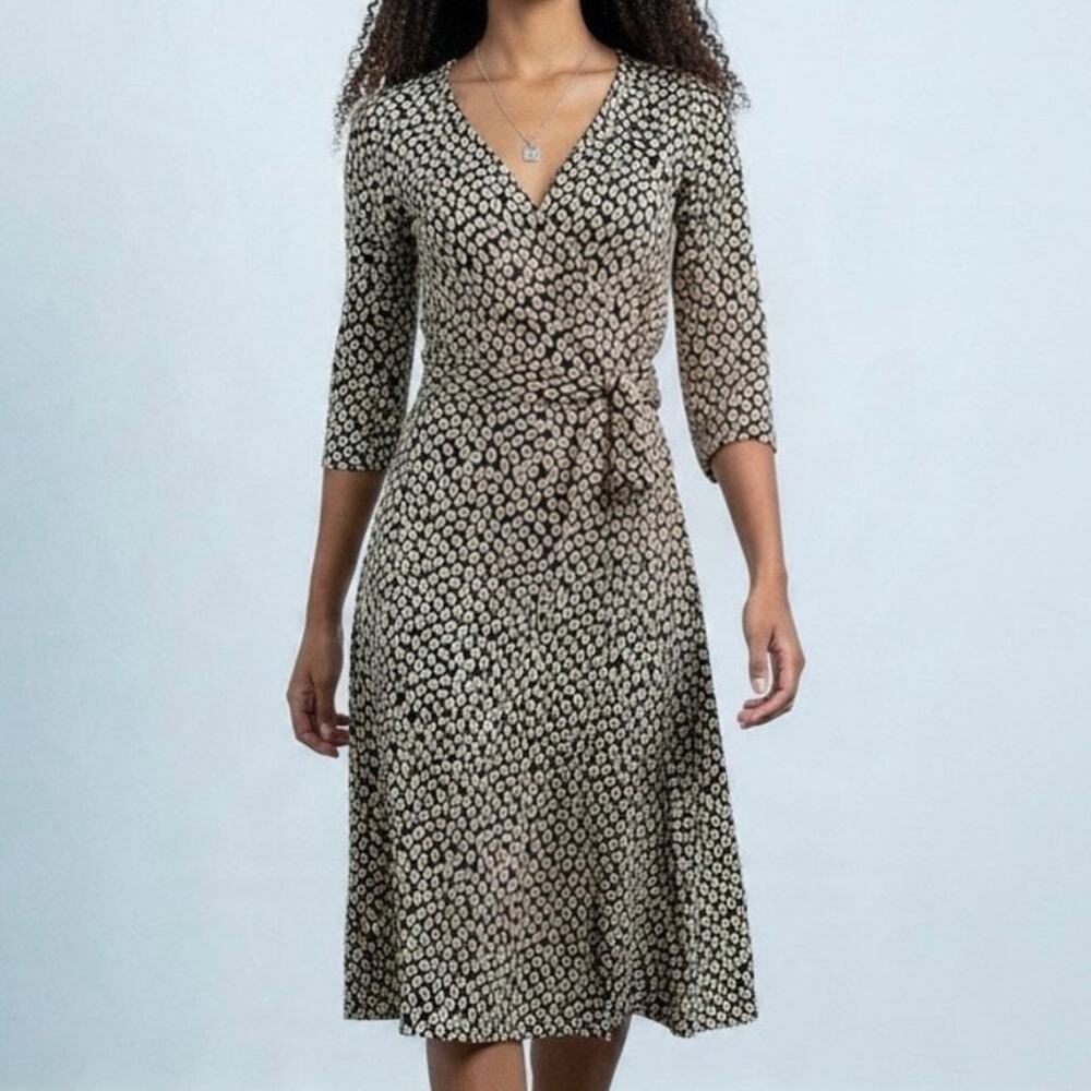Diane Von Furstenberg
DVF Julian Geometric
100% Silk Wrap Dress 6
